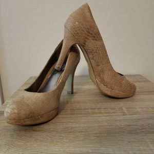 Moda Tan Snake Print Heels